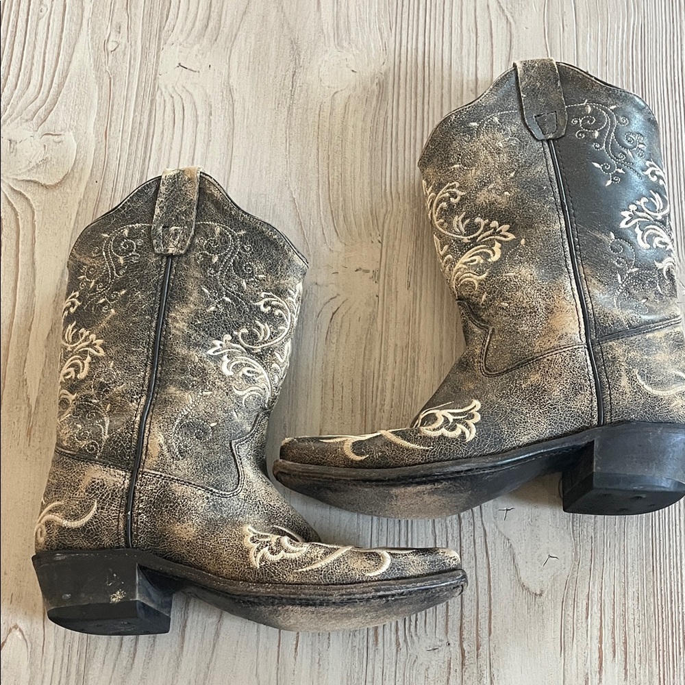 Old West Black Distressed Embroidered Western Heeled Boots Womens size 6